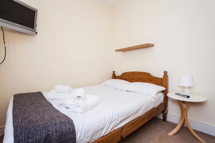 Modern & Spacious Home on Old Kent Road