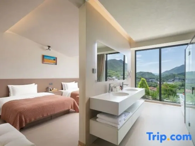 Standard Twin room with balcony