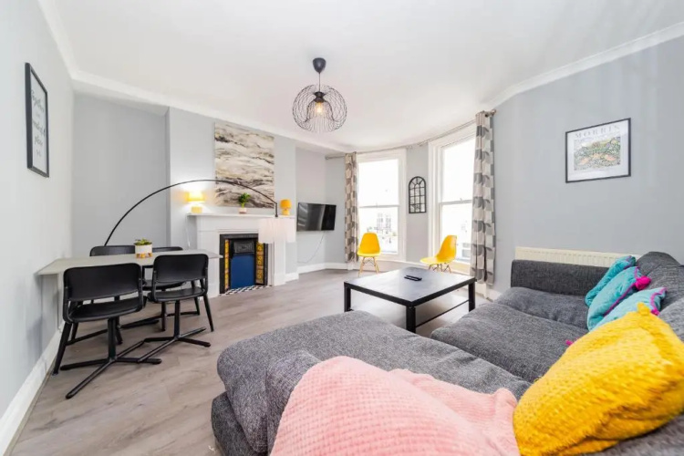 Cosy three bedroom flat next brighton seafront SLEEP 8