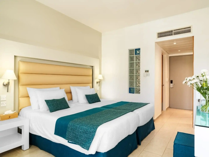 Standard Twin room with partial sea view