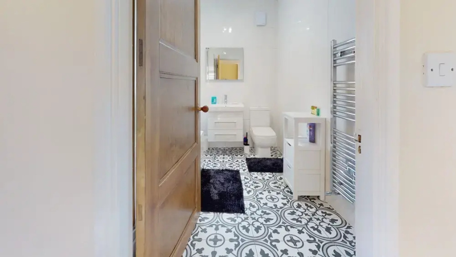 Immaculate 4-bed House in Romford
