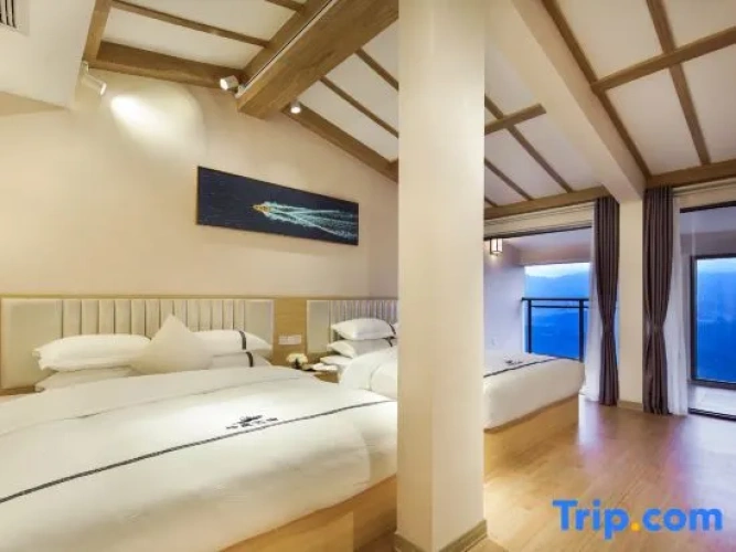 1 Bedroom Family Suite with balcony