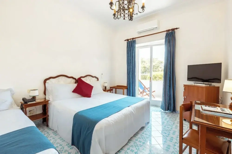 Superior Triple room with balcony and with garden view