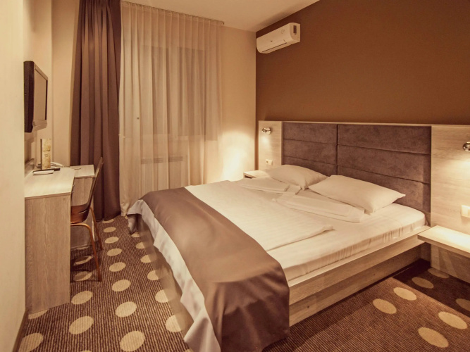 Ambassador Plaza Hotel
