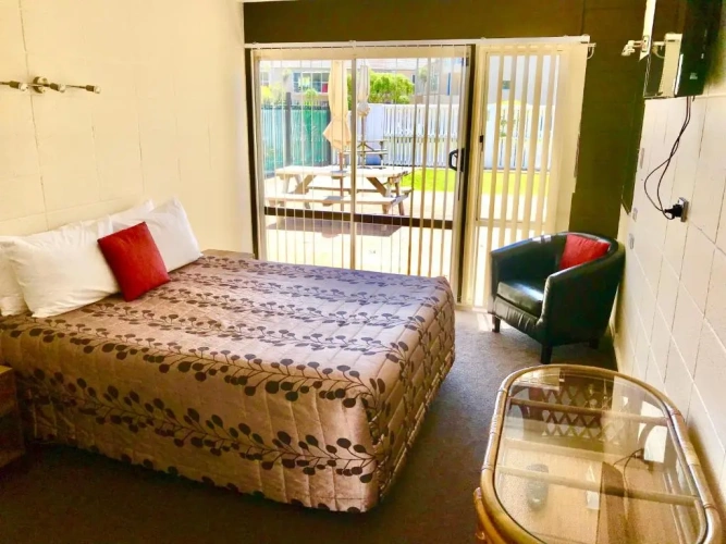 Standard Double room with street view