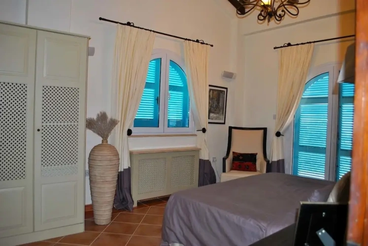 4 Bedrooms Villa
