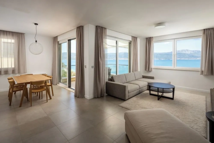 3 Bedrooms Apartment with balcony and beachfront
