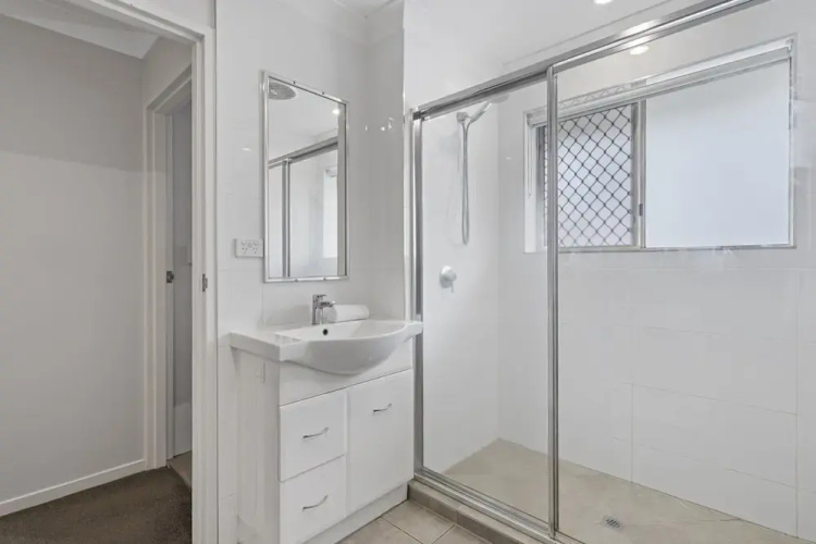 Charming 3-bed Apartment Near Local Shops