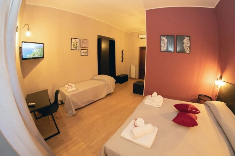 Standard Triple room with city view