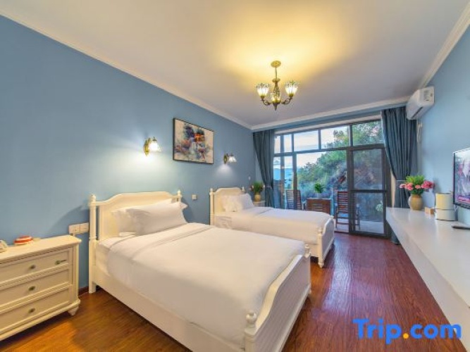 Standard room with balcony and with partial sea view