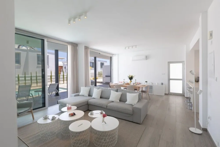 4 Bedrooms Villa with garden view