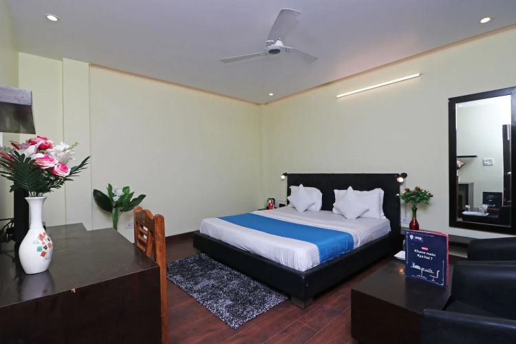 Hotel Feather By OYO Rooms
