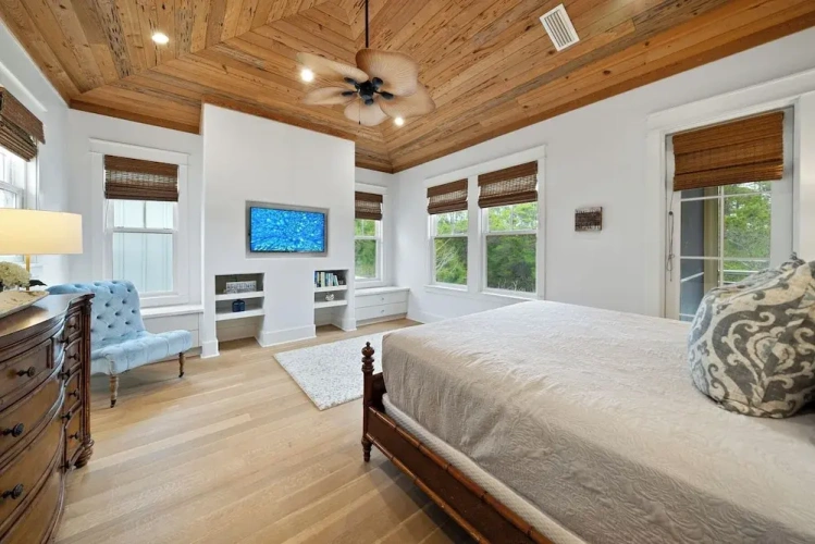 Cottage with balcony and with partial ocean view