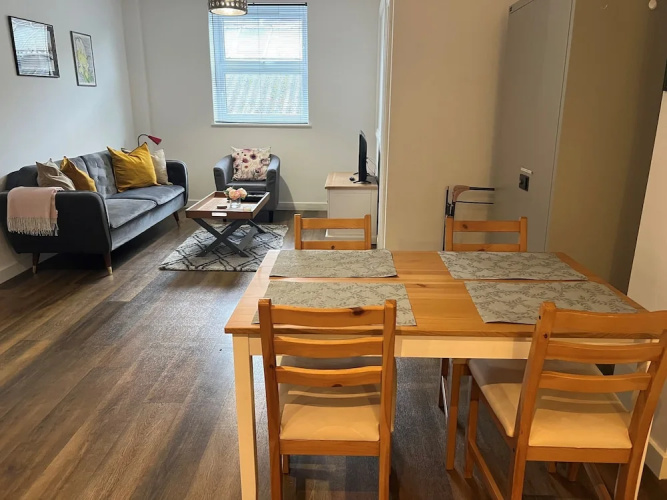 Immaculate 2-bed Apartment Town Centre