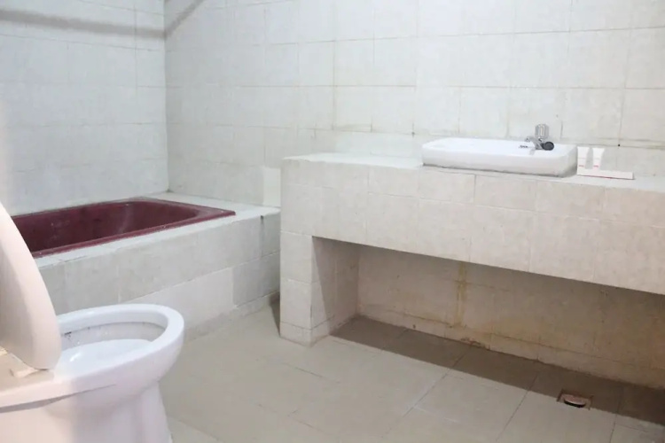 Wisata Hotel by OYO Rooms