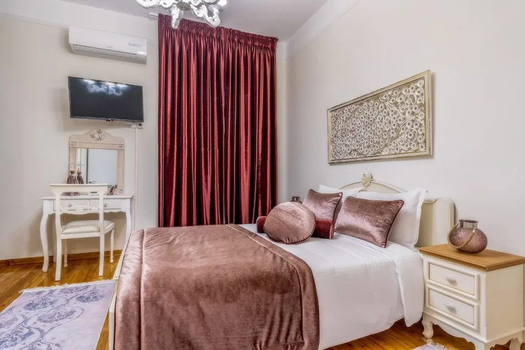 Acropolis Deluxe Apt Must