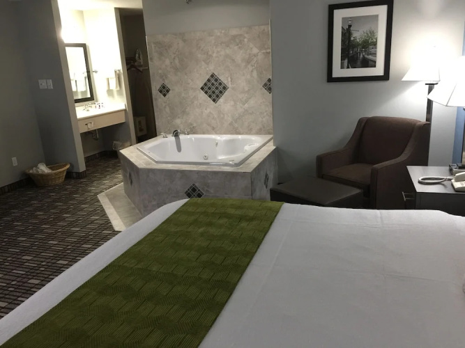 Baymont Inn & Suites Pella