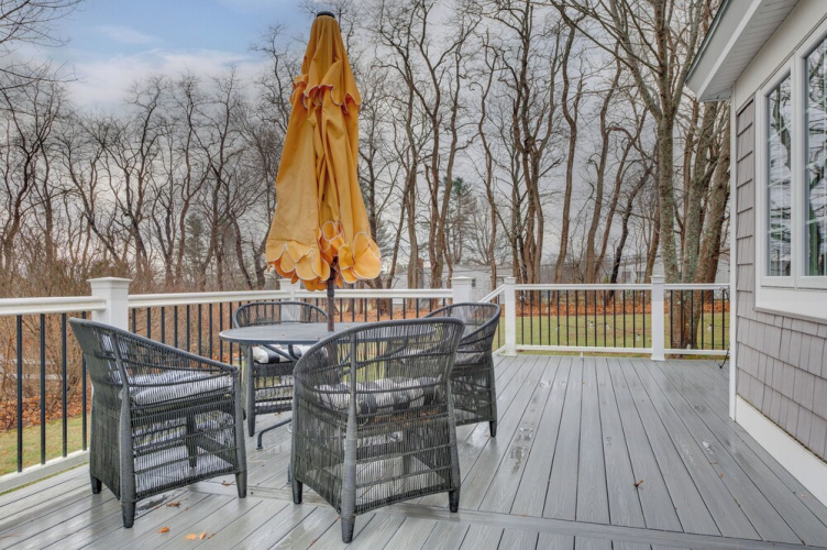 1 Mi to Drakes Island Beach: Cottage w/ Deck!