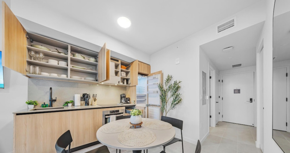 Sleek 1-BR & Den in Central Downtown