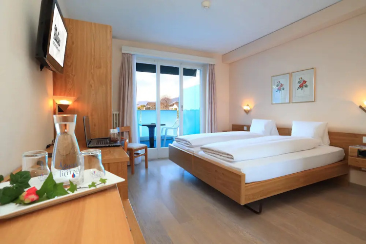 Ascona Lodge, Pool & Garden Retreat