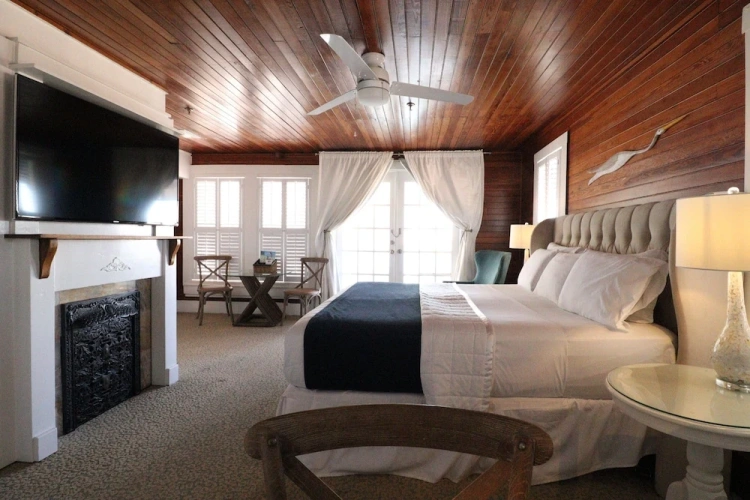 Standard Single Club room with balcony