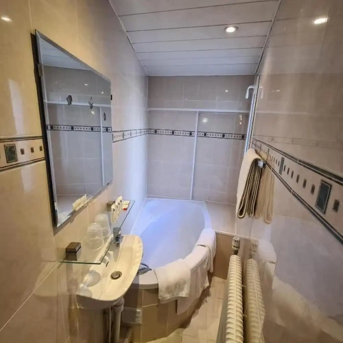 Deluxe Quadruple room with courtyard view