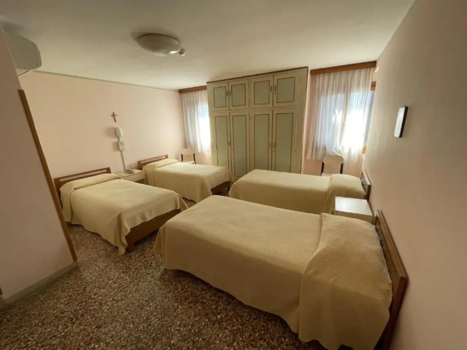 Standard Quadruple room with canal view