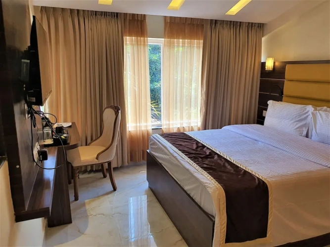 Deluxe room with balcony and with pool view