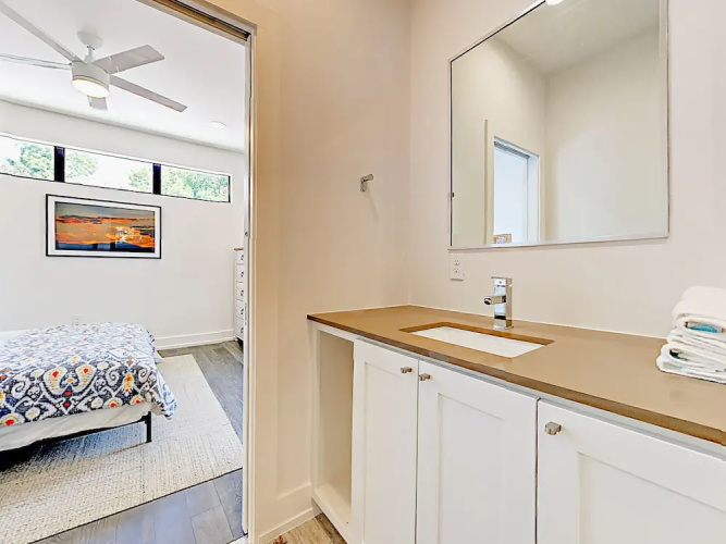 3br W/ Contemporary Kitchen, Patios 3 Bedroom Duplex