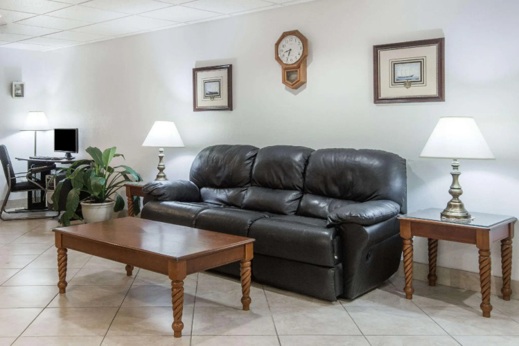 Super 8 By Wyndham Groton