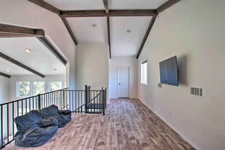 Fireplace, Mogollon Rim Views: Luxury Pine Home