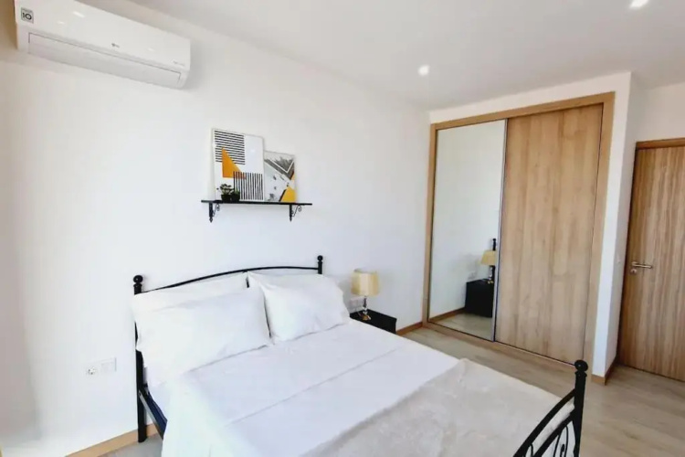 Apartamento encantador com piscina e vista mar