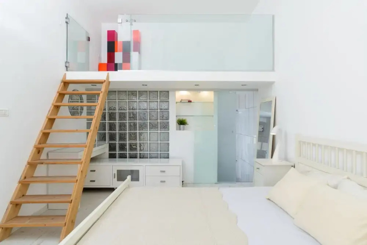 3BR Apt Steps from Sea W Parking