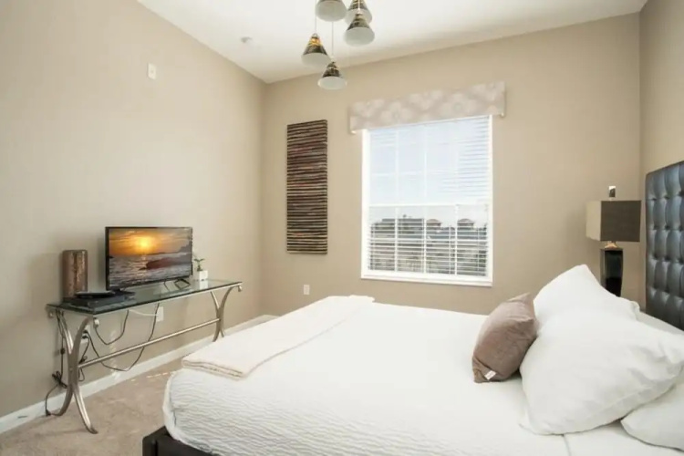 Lake View 3 Br Condo by RedAwning