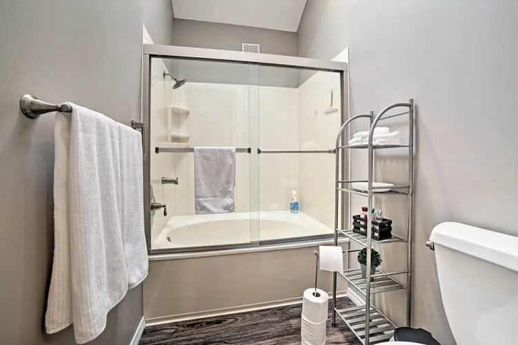 3 Mi to 76 Strip: Condo w/ Hot Tub Access!