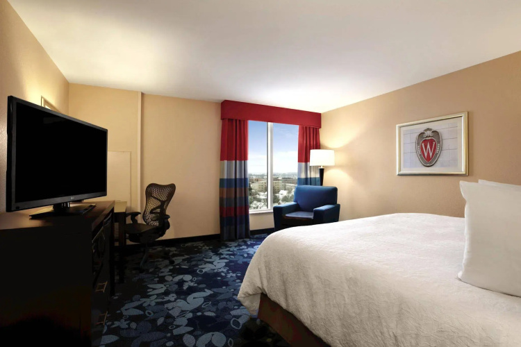 Hampton Inn & Suites Madison / Downtown