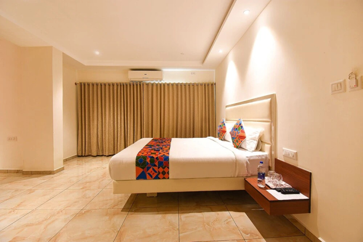 Fabhotel High Rise