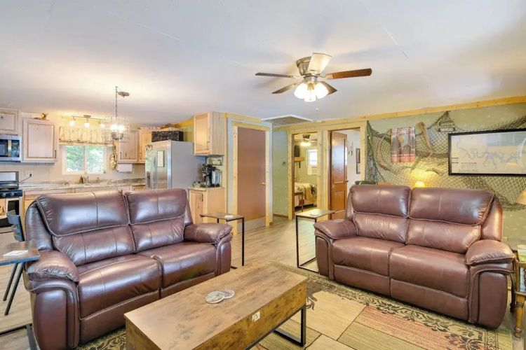 Waterfront Bull Shoals Lake Cabin w/ Deck + Views!