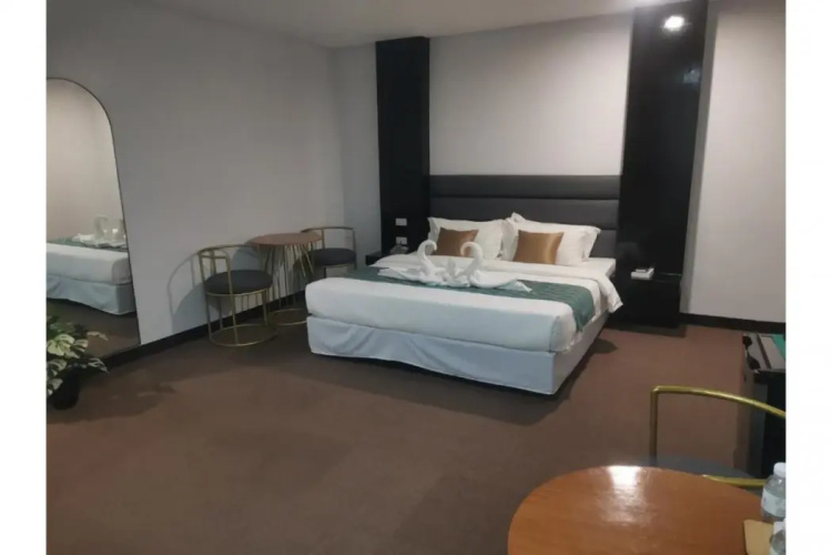 Palette Angeles, Formerly Boss Hotel