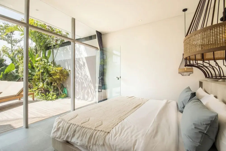 Spectacular 4BR Villa, 400m to Beachfront Elegance