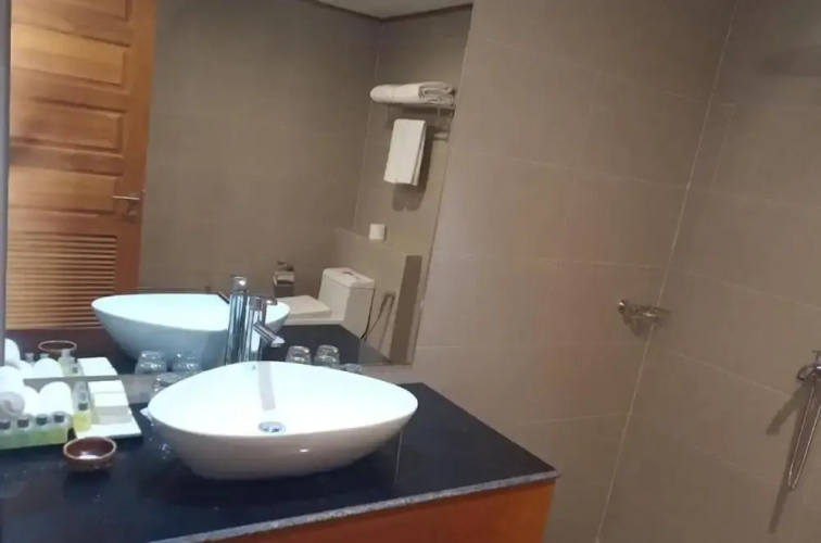 Ngapali Win Hotel