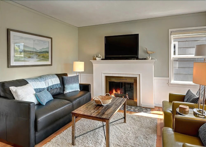 Alki Beach House - Three Bedroom Home with Fireplace