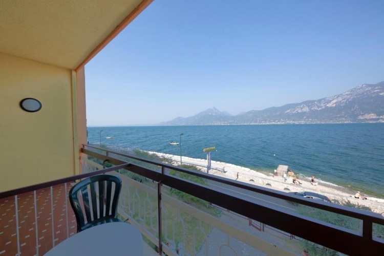 Standard Double room with lake view