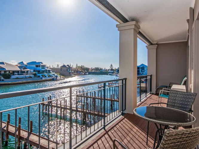 Waters Edge Apartment with Jetty