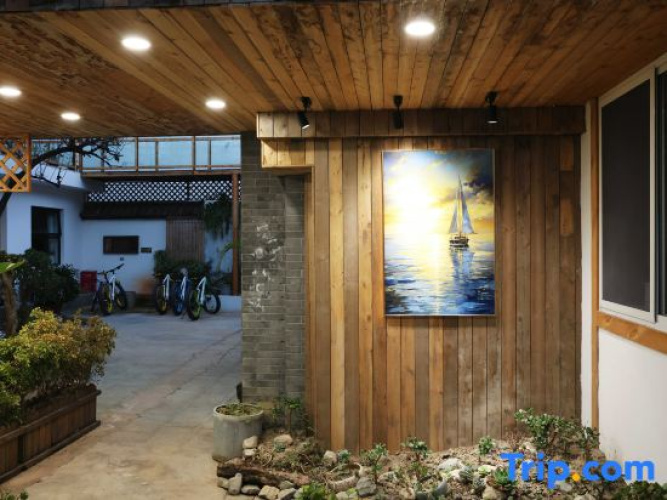 Lakeside Bliss Courtyard