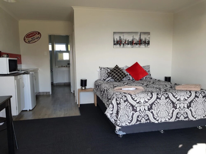 Lottin Point Motel