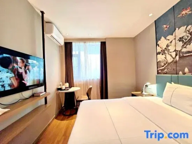 Standard Double room with street view