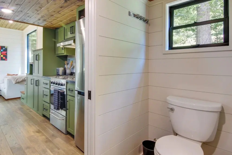 Upscale + Modern Tiny Cabin on Cane River!