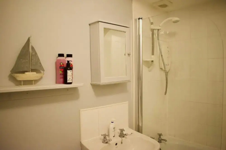 Central 3 Bedroom Next to Leafy Meadows