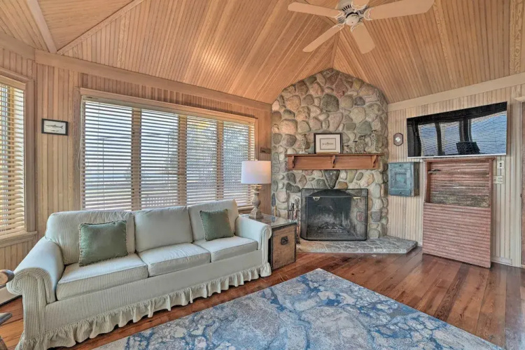 2 Living Areas, Tennis! Waterfront Suttons Bay Gem